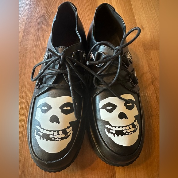 Hot Topic Shoes - 🆕 Misfits Creeper shoes size 9 in Women’s, 7 in men’s Hot Topic 🖤